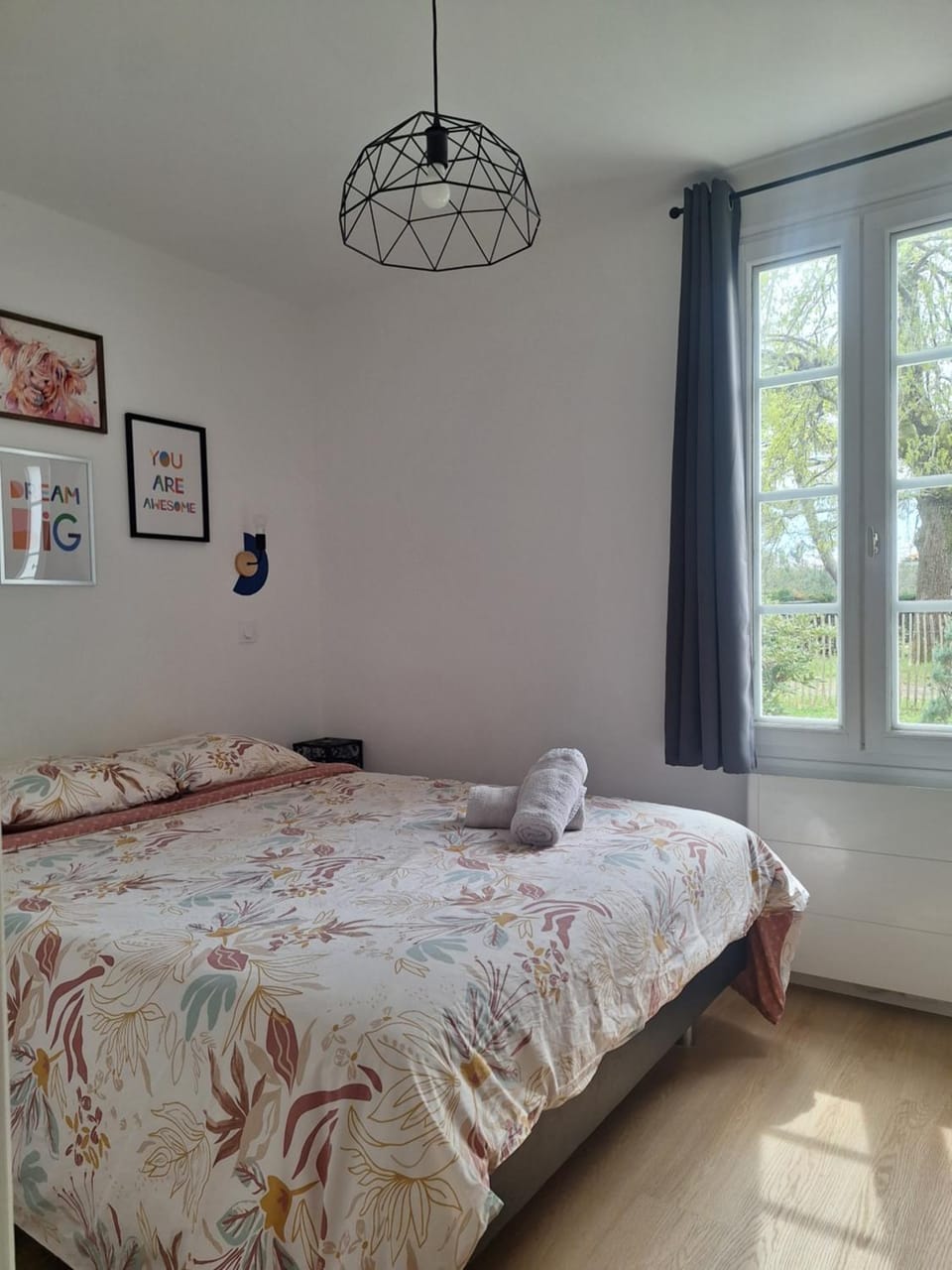 Bed, Photo of the whole room, Bedroom, towels