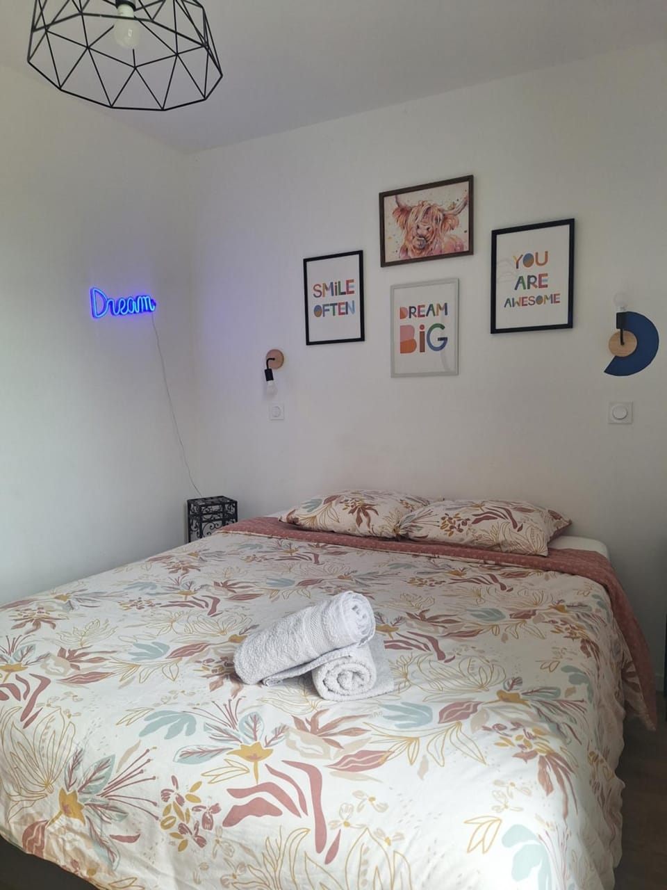 Bed, Photo of the whole room, Bedroom, towels
