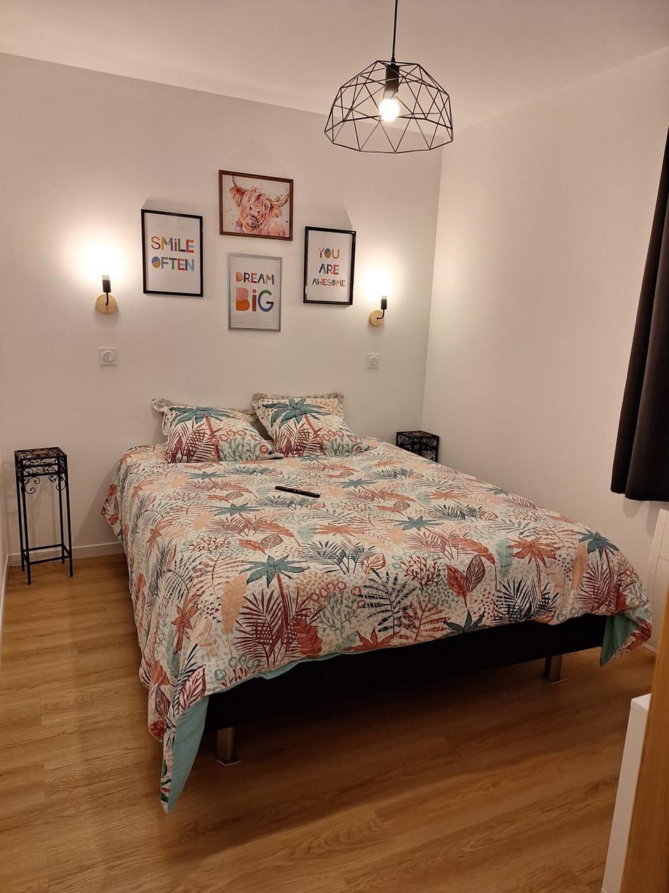 Bed, Photo of the whole room, Bedroom