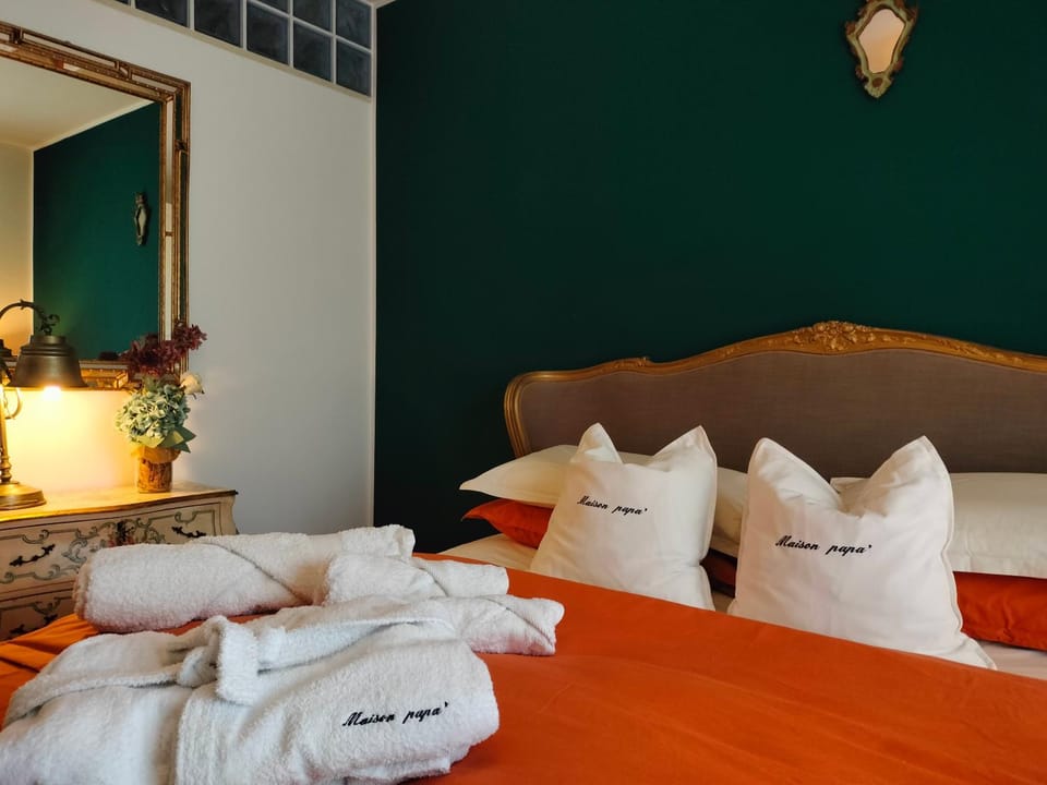 Decorative detail, Bedroom, towels