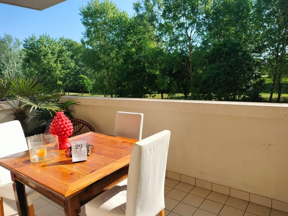 View (from property/room), Balcony/Terrace, Dining area, Garden view