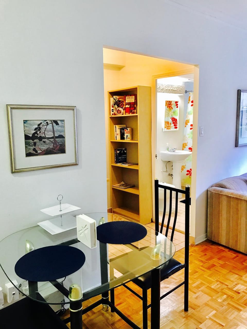 Stylish Montreal Apartment: Comfortable Stay in the Golden Square Mile Apartment in Montreal