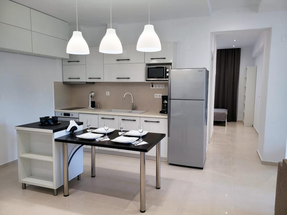 Kitchen or kitchenette, Dining area, dishwasher, minibar, pet friendly, stove, toaster