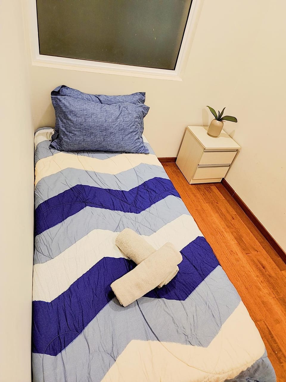 Bed, Photo of the whole room, Bedroom, towels