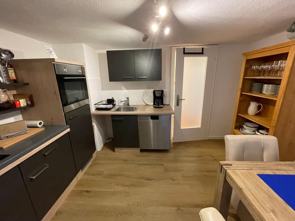 Kitchen or kitchenette, Dining area, oven, stove