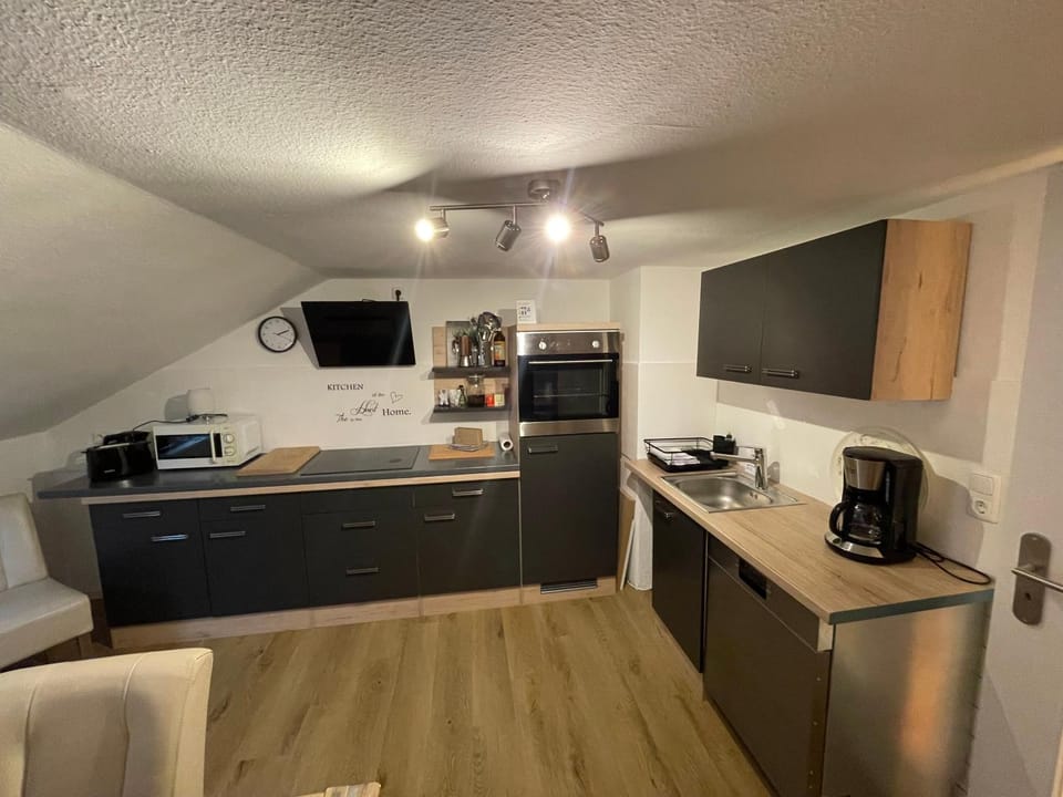 Coffee/tea facilities, Kitchen or kitchenette, oven, stove, toaster