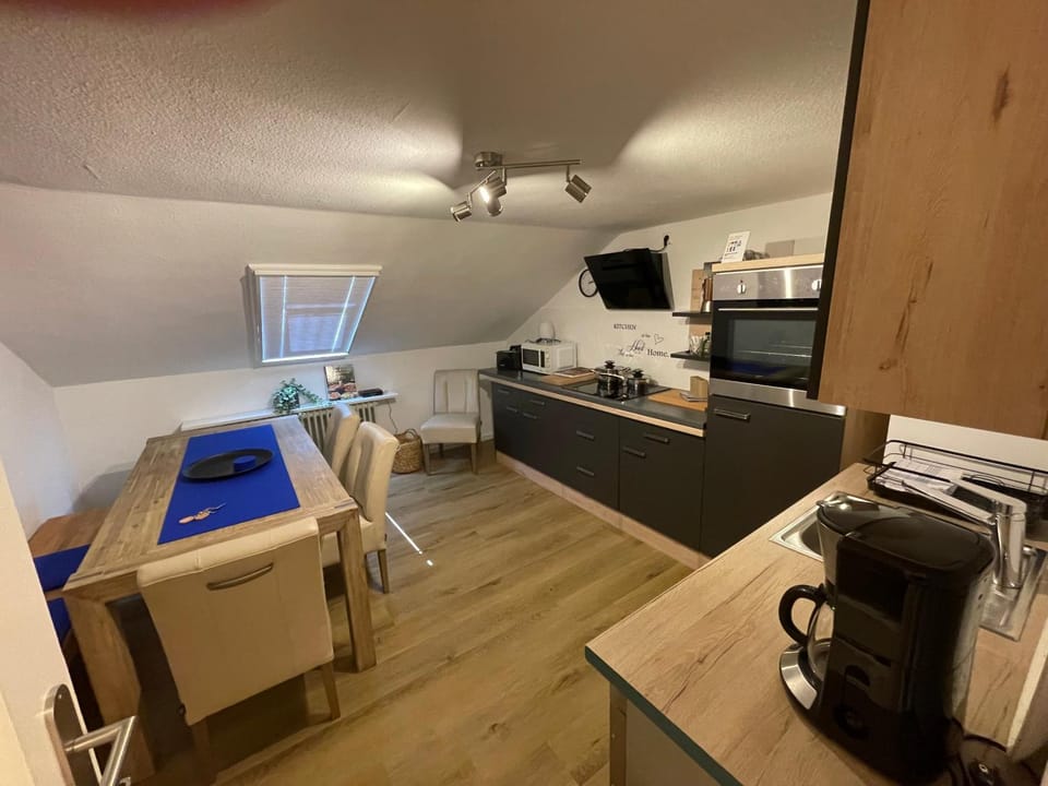 Coffee/tea facilities, Kitchen or kitchenette, Dining area, oven, stove, toaster