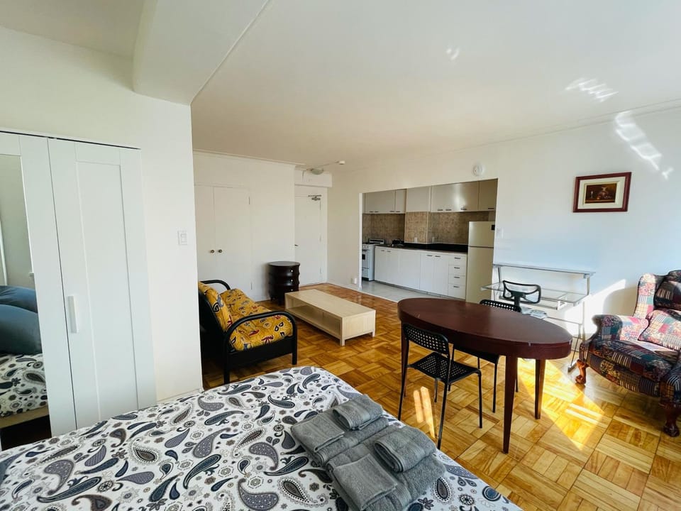 Stylish Montreal Apartment: Comfortable Stay in the Golden Square Mile Apartment in Montreal