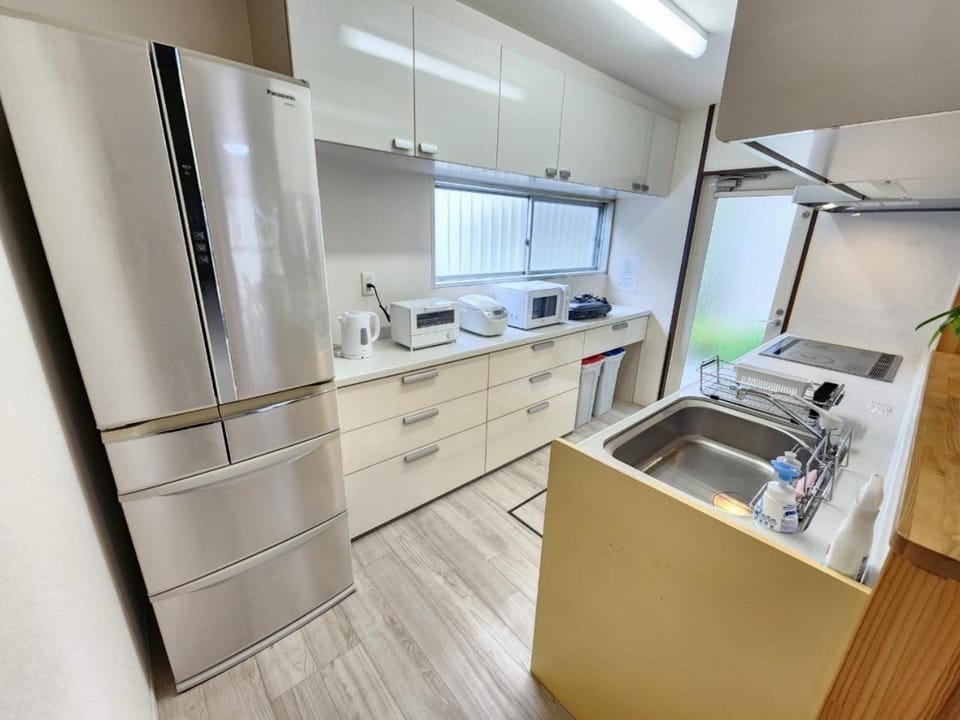 Kitchen or kitchenette, minibar, stove, toaster