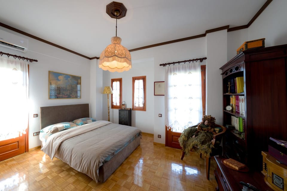 Bed, Library, Decorative detail, Bedroom