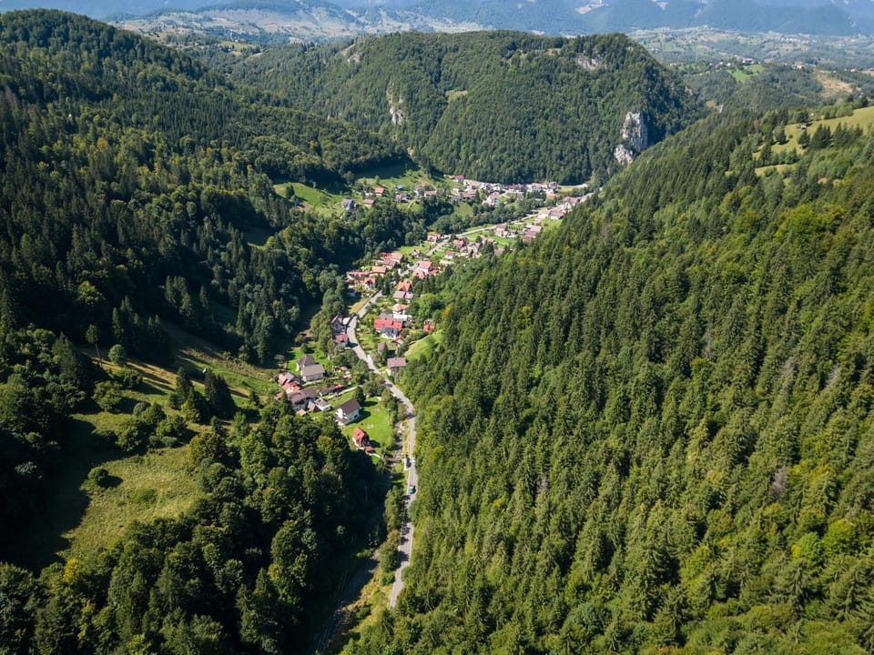 Nearby landmark, Spring, Day, Neighbourhood, Natural landscape, Bird's eye view, Mountain view