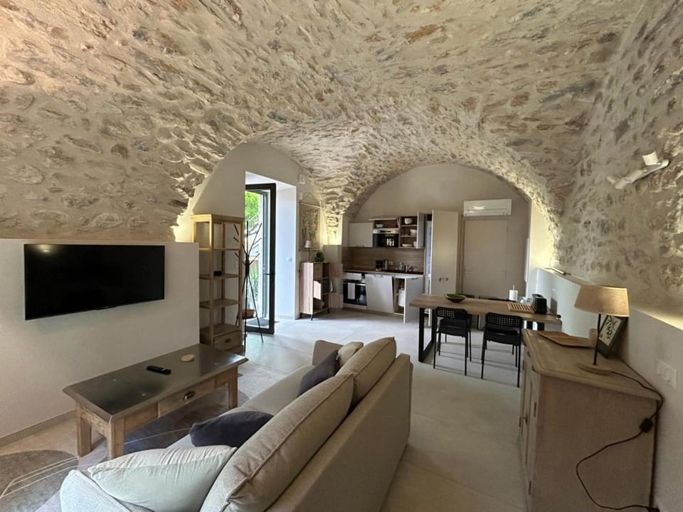 Communal lounge/ TV room, TV and multimedia, Kitchen or kitchenette, Living room, Seating area, Dining area