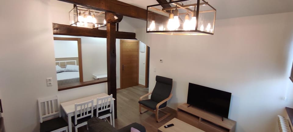 Bed, TV and multimedia, Living room, Photo of the whole room, Dining area, Bedroom