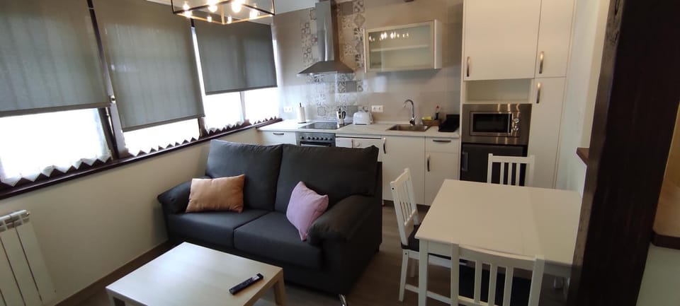 Kitchen or kitchenette, Living room, Dining area, minibar, pet friendly, stove, toaster