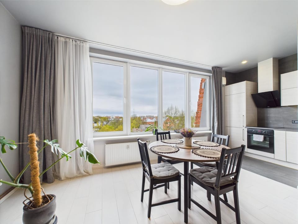 Kitchen or kitchenette, Dining area, oven