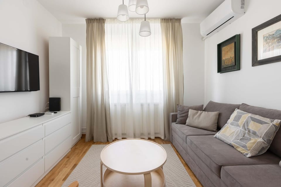 TV and multimedia, Living room, Seating area, air conditioner