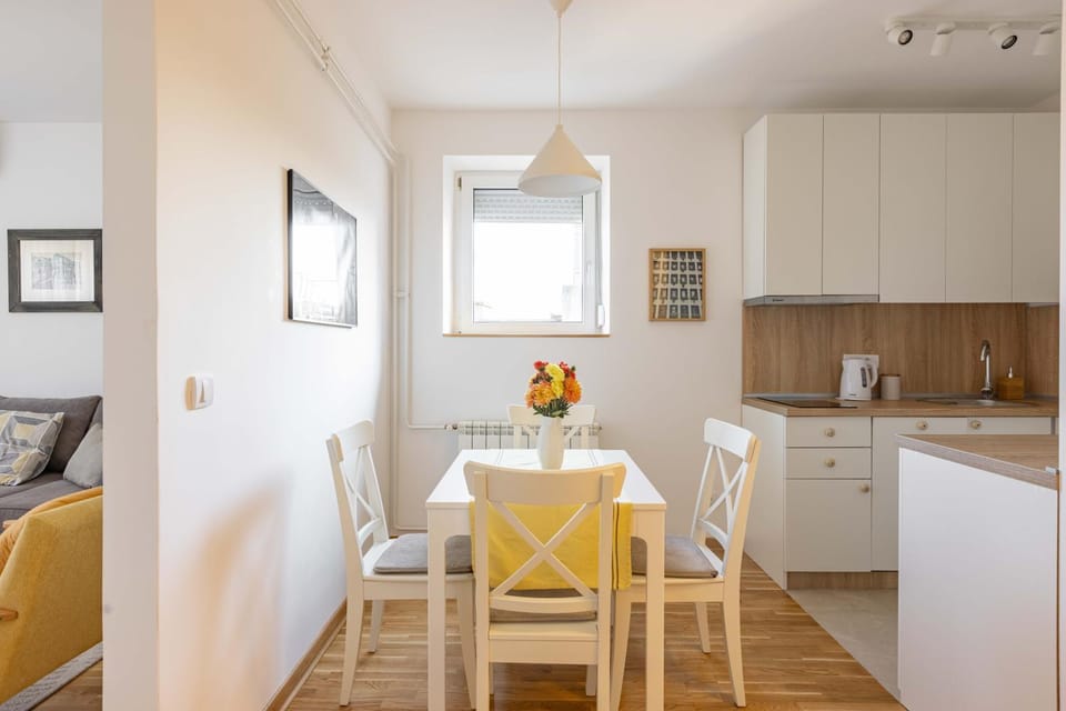 Kitchen or kitchenette, Dining area, stove