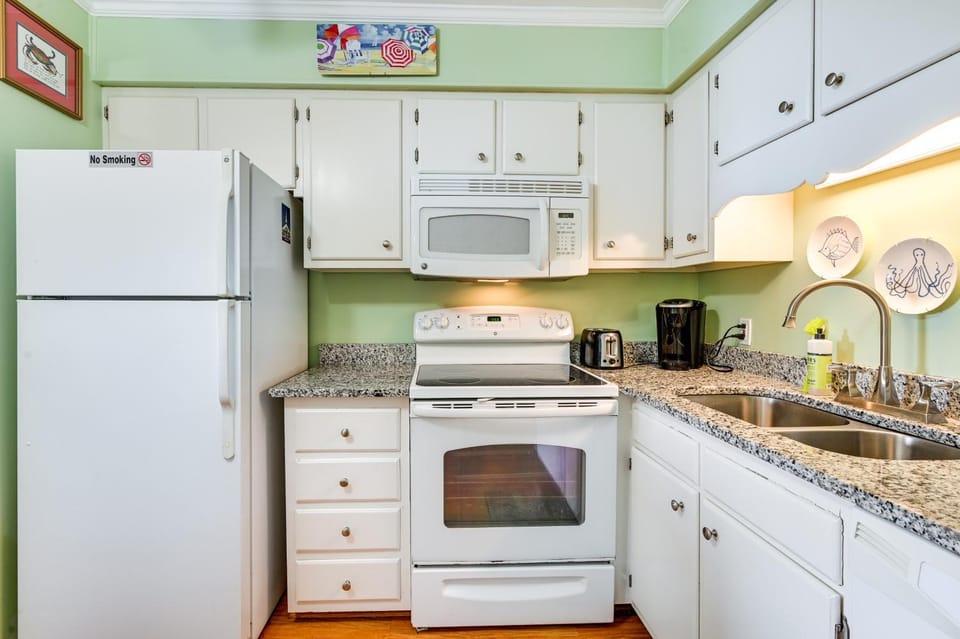 Coastal Murrells Inlet Condo with Balcony! Apartment in Murrells Inlet