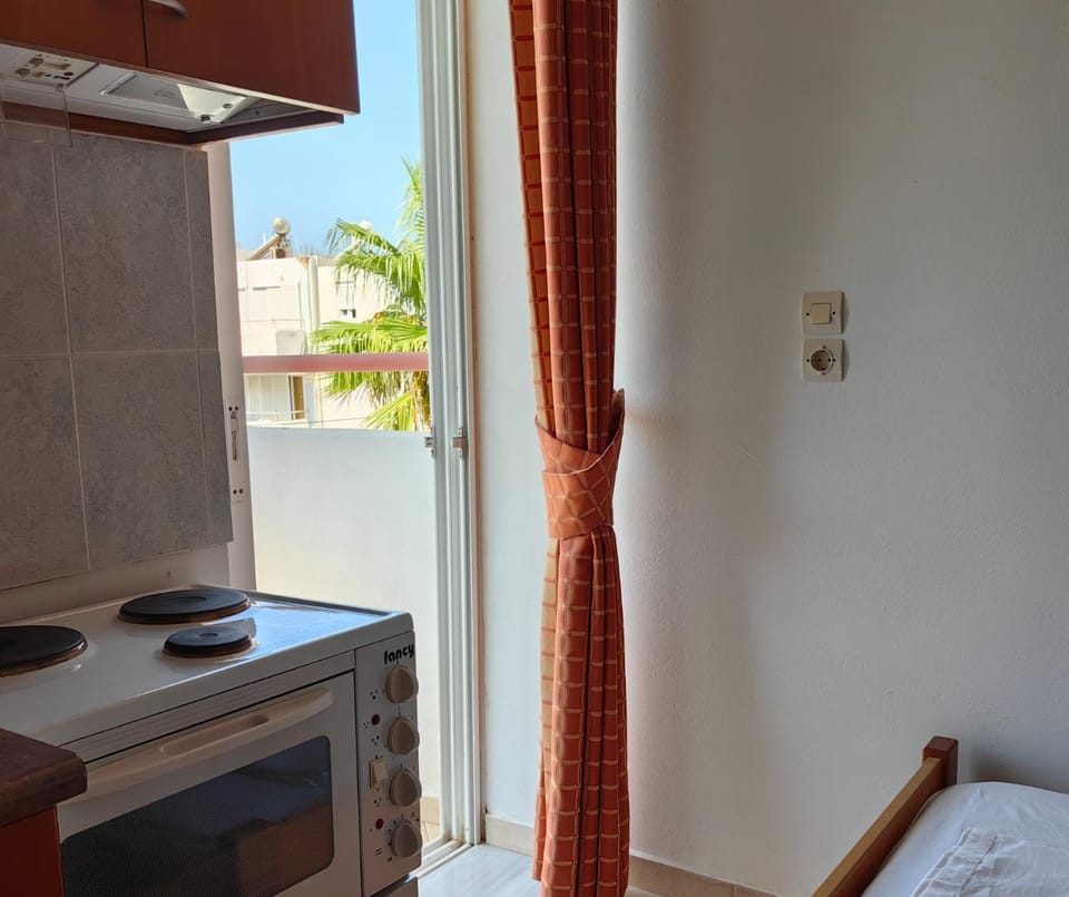 Bed, Kitchen or kitchenette, stove