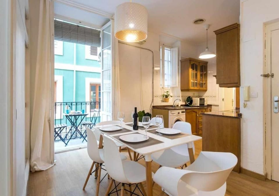 Kitchen or kitchenette, Dining area, minibar