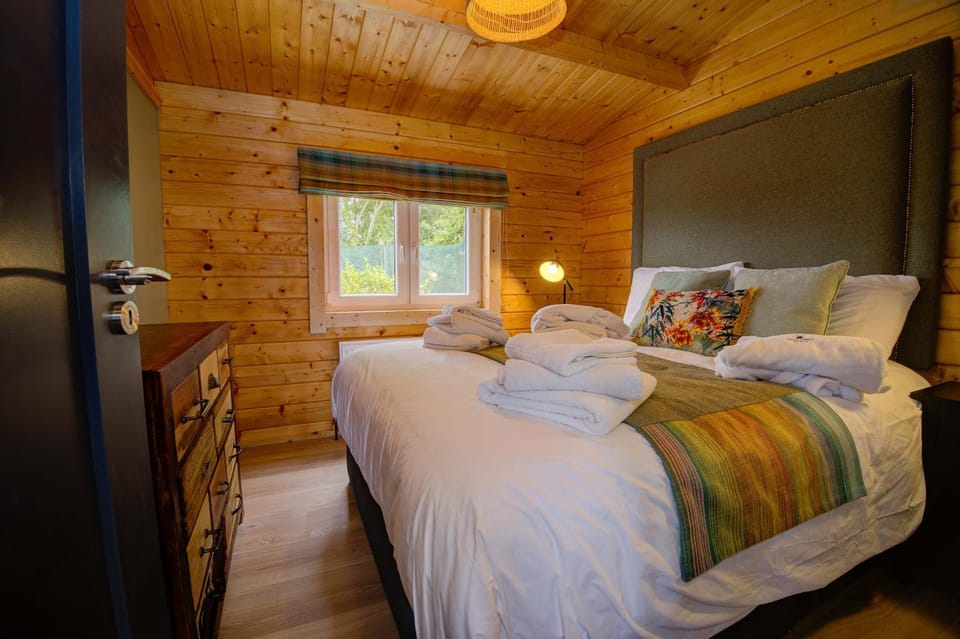 Rae's Cabin, Log Cabin with Hot Tub & Covered Deck, Carrigart Cabin in County Donegal