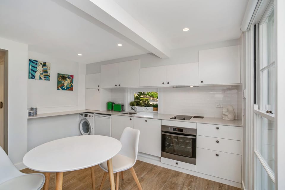 Kitchen or kitchenette, Dining area, dishwasher, minibar, oven, stove, toaster