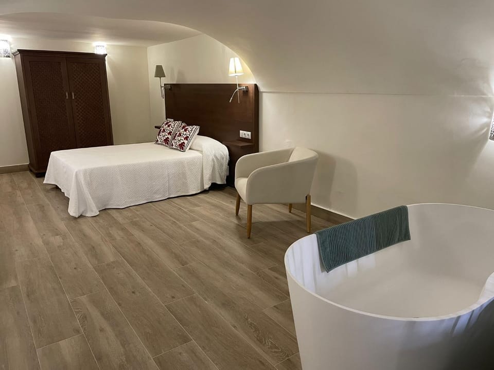 Photo of the whole room, Bedroom
