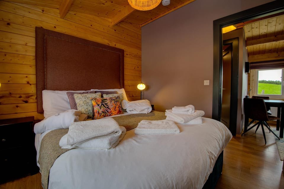 Margaret's Cabin, Log Cabin with Hot Tub & Bay View, Carrigart Cabin in County Donegal