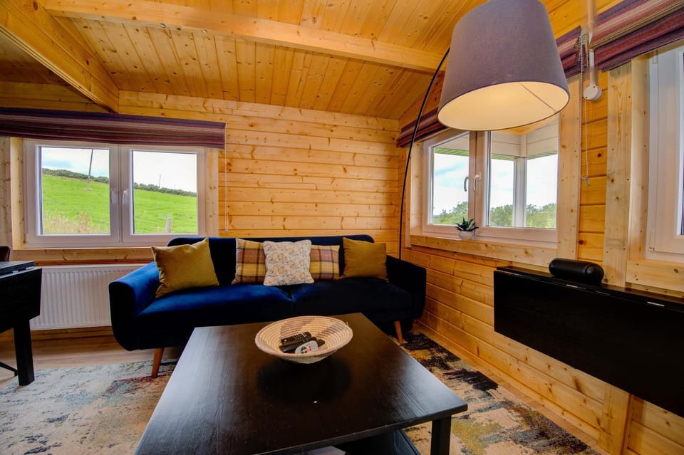 Margaret's Cabin, Log Cabin with Hot Tub & Bay View, Carrigart Cabin in County Donegal
