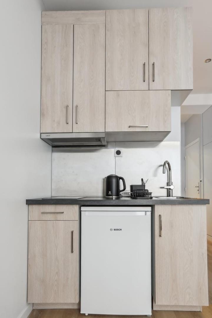 Coffee/tea facilities, Kitchen or kitchenette, stove