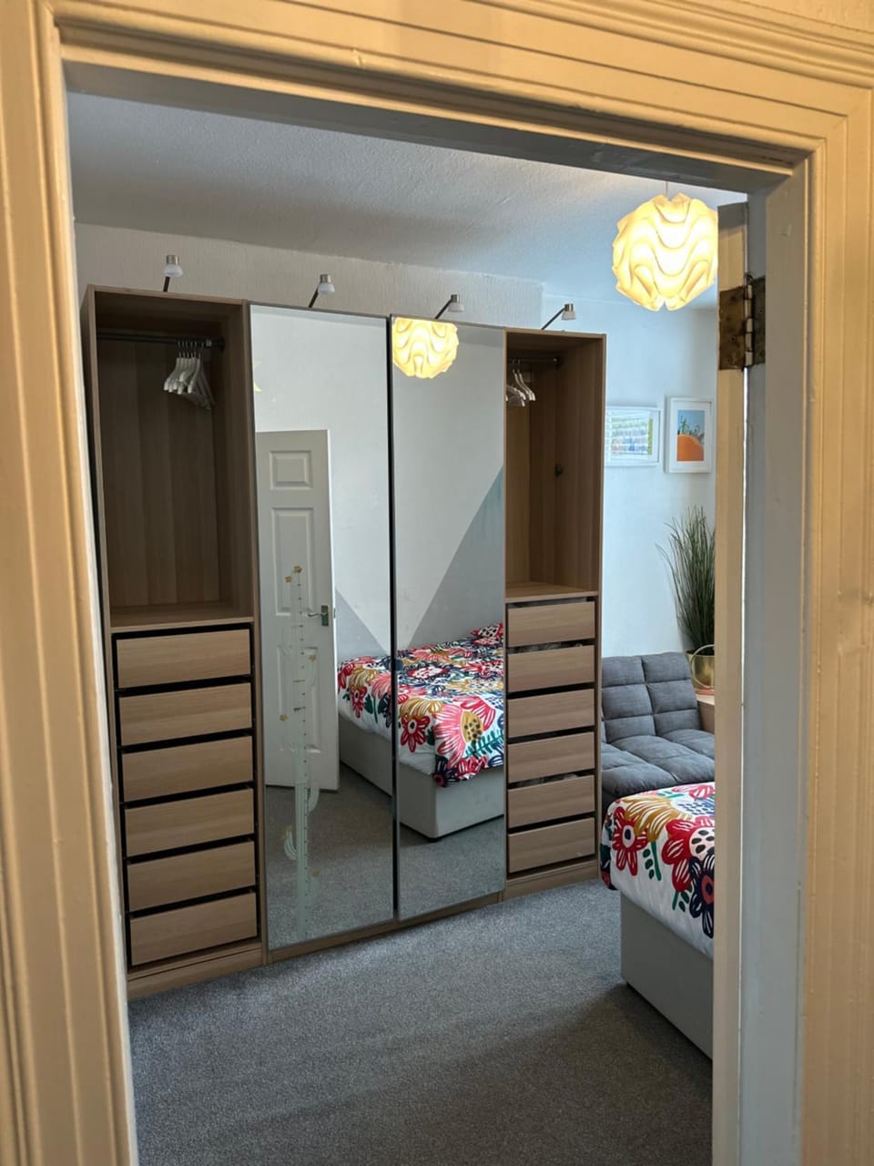 Cheerful 4 bedroom townhouse, side street parking House in Belfast