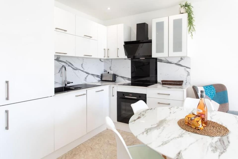 L28 Staywizus - Suite Californie 1min walk sea 3BDR - AC & balcony Apartment in Nice