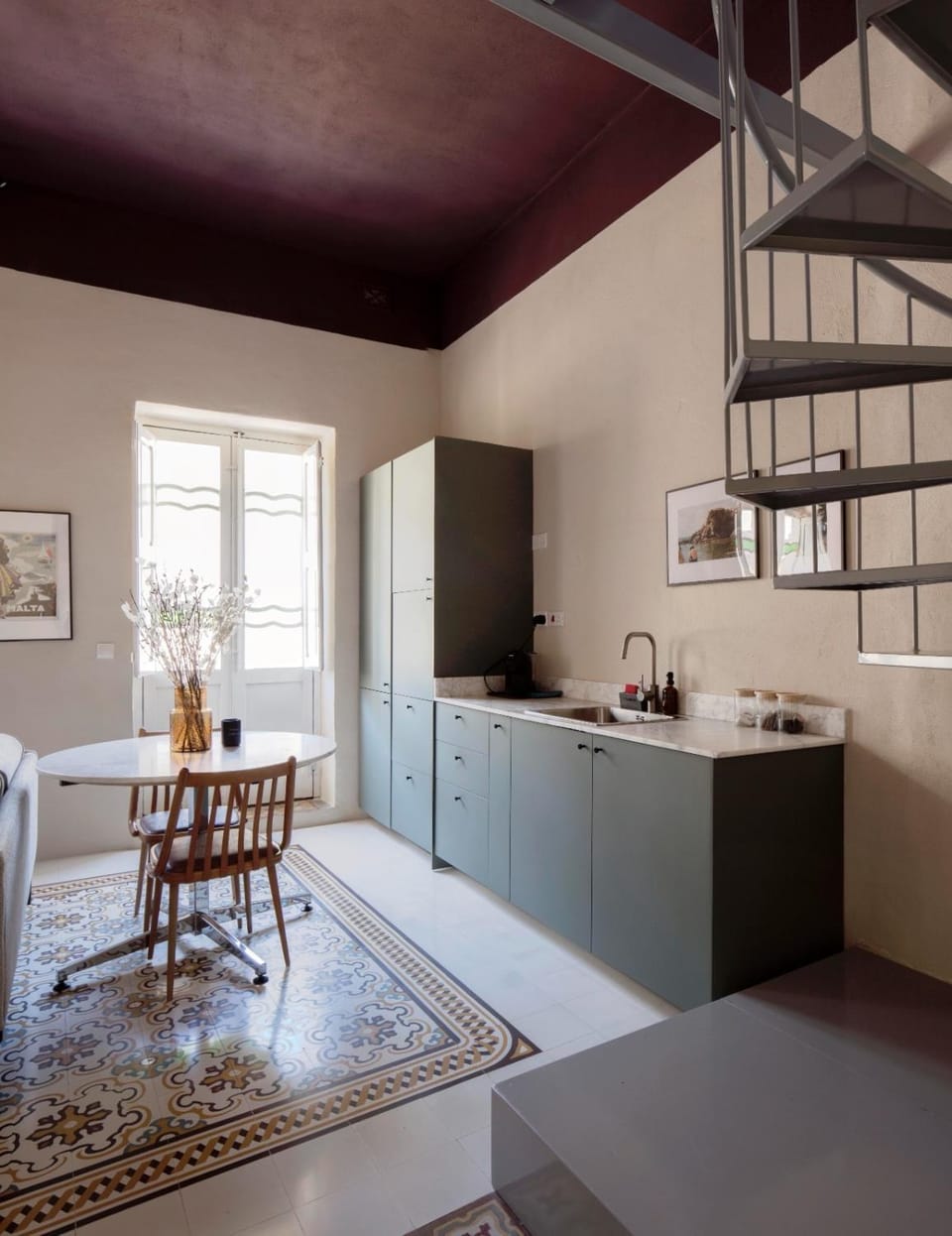 Kitchen or kitchenette, Dining area