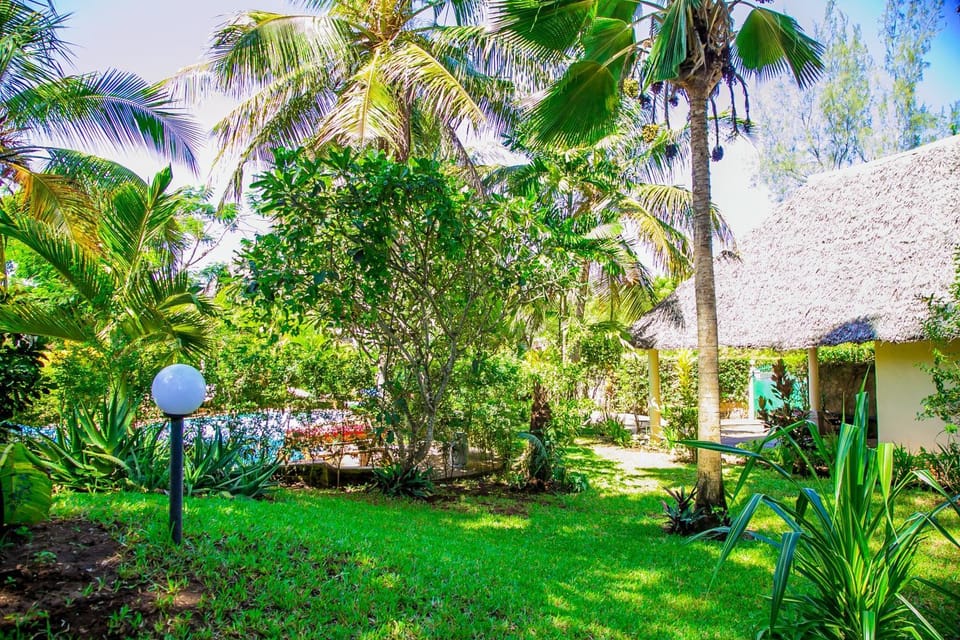 3 Bed Villa Sleeps 6 - Pool Garden Chef Option Villa in Kenya