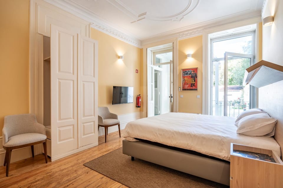 Bed, TV and multimedia, Photo of the whole room, Seating area, Bedroom