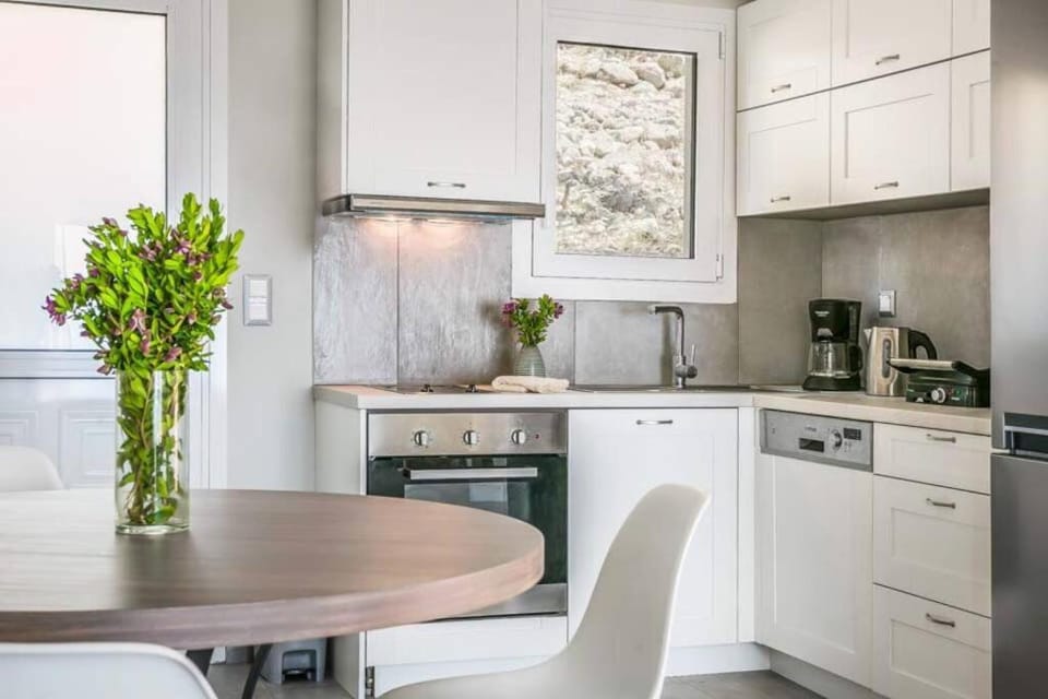 Kitchen or kitchenette, Dining area, dishwasher, pet friendly