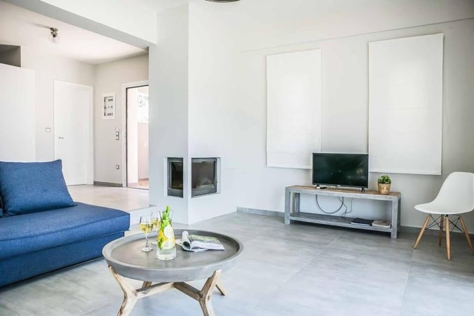 Living room, Seating area, Evening entertainment