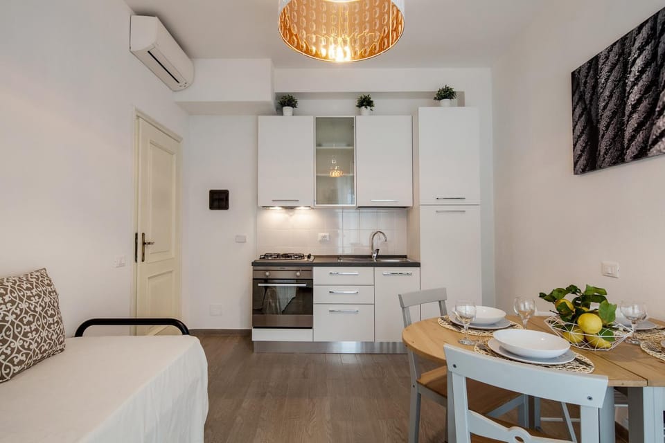 Kitchen or kitchenette, Living room, Seating area, Dining area, pet friendly, stove