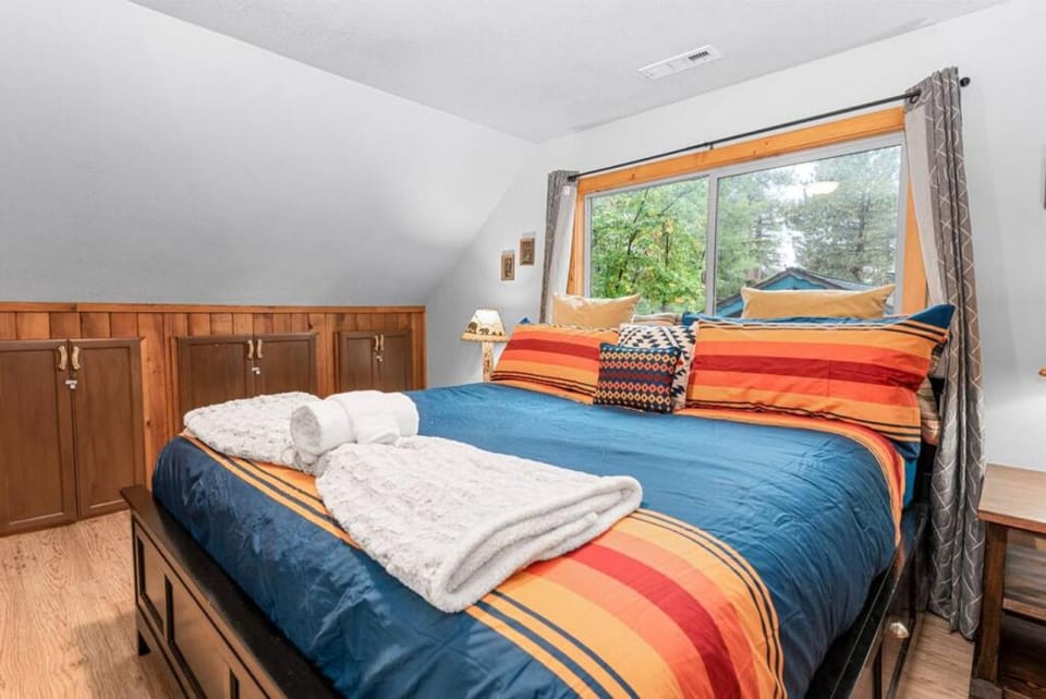 Bed, Photo of the whole room, Bedroom