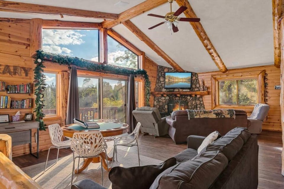 Communal lounge/ TV room, TV and multimedia, Living room, Seating area, Evening entertainment