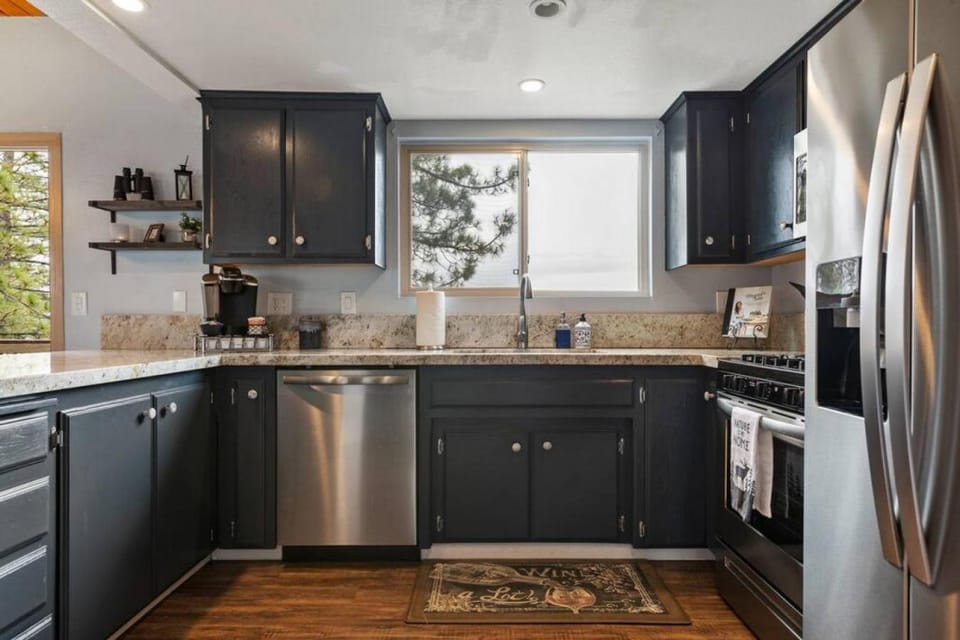 Kitchen or kitchenette, dishwasher, oven