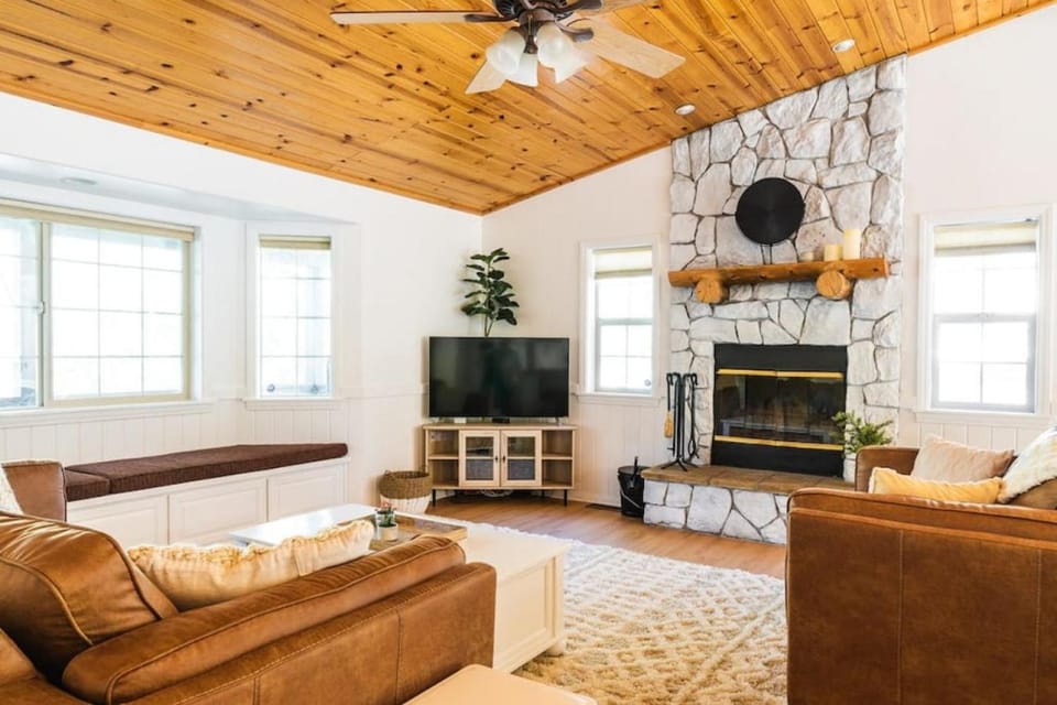 Living room, Seating area, fireplace