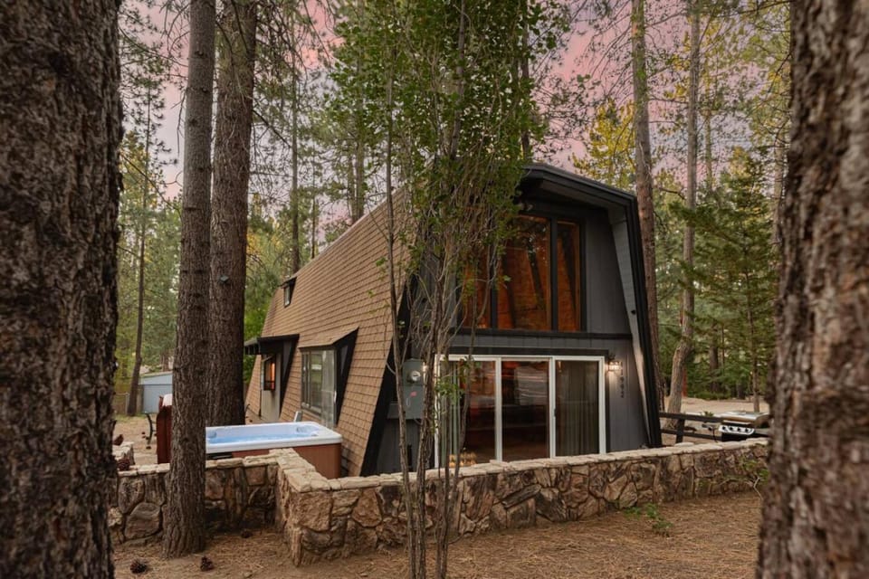 The 99 Pines Walk to Snow Summit Hot Tub House in Big Bear
