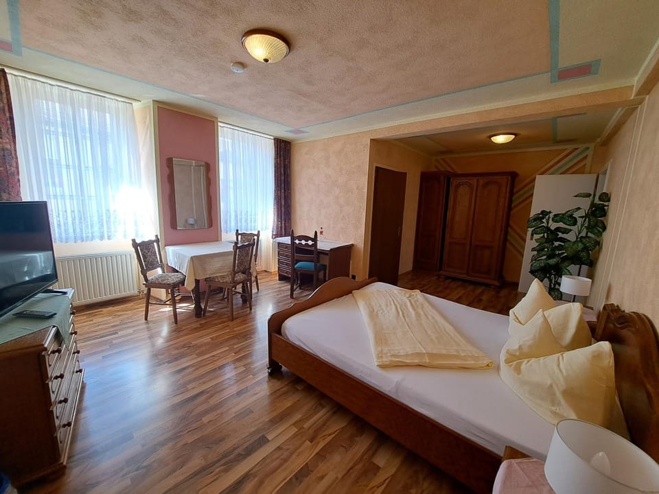 Bed, TV and multimedia, Photo of the whole room, Bedroom
