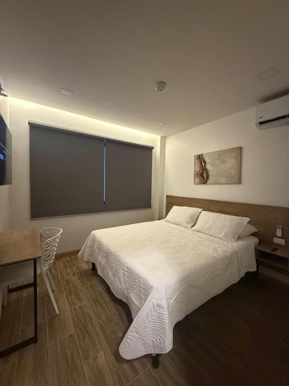 Bed, TV and multimedia, Photo of the whole room, Bedroom