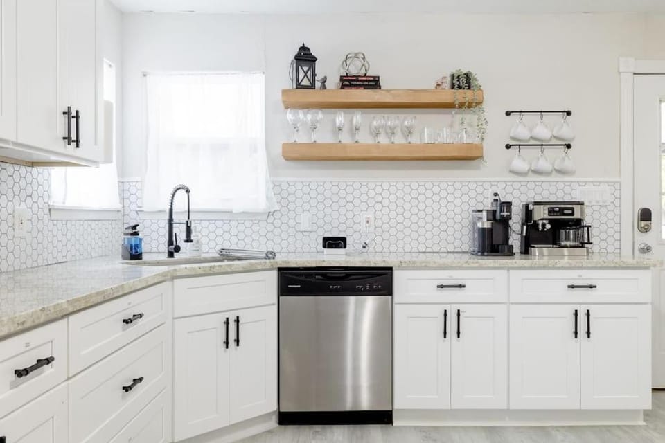 Kitchen or kitchenette, dishwasher