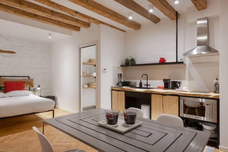 Kitchen or kitchenette, Dining area, minibar, stove