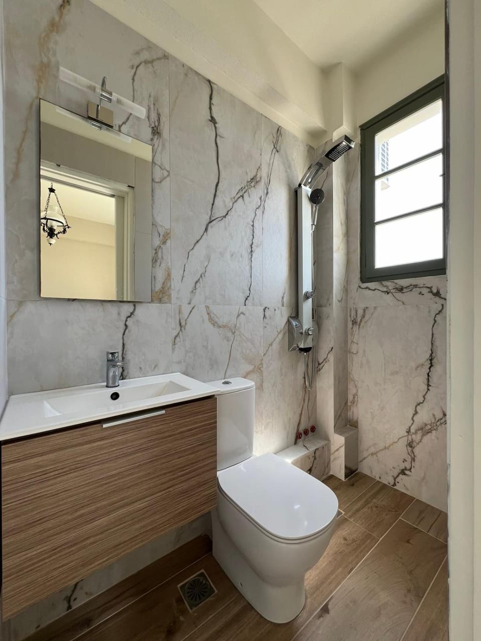 Shower, Toilet