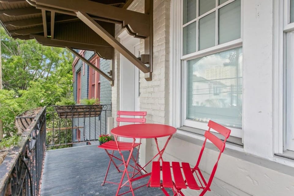 Stunning 2BD luxury apt perfect NOLA location Apartment in Warehouse District