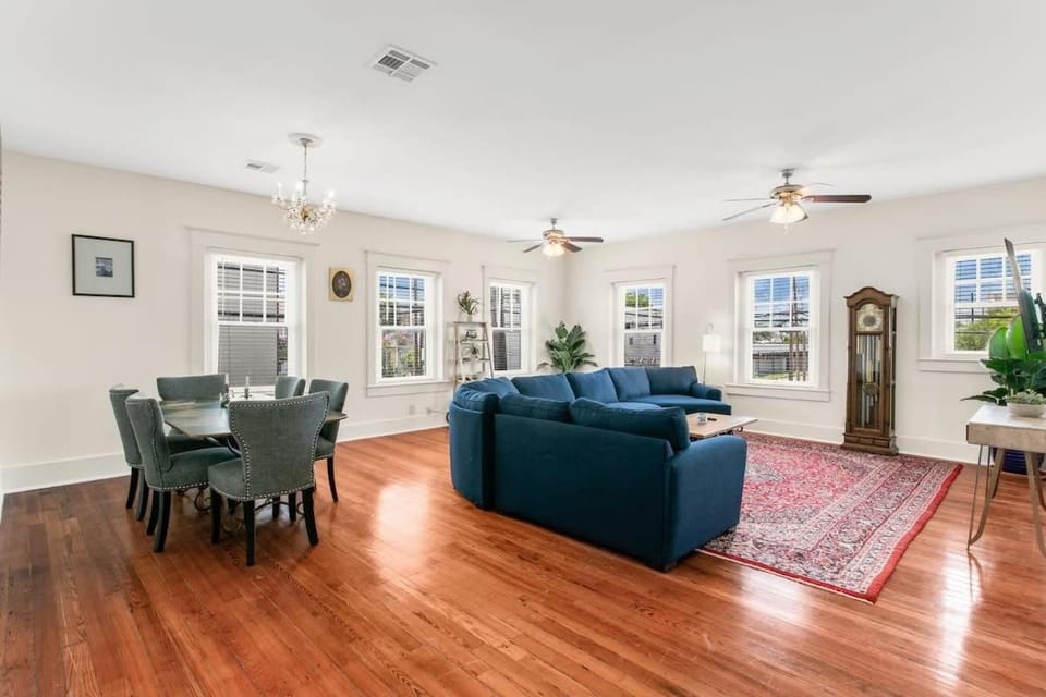 Stunning 2BD luxury apt perfect NOLA location Apartment in Warehouse District